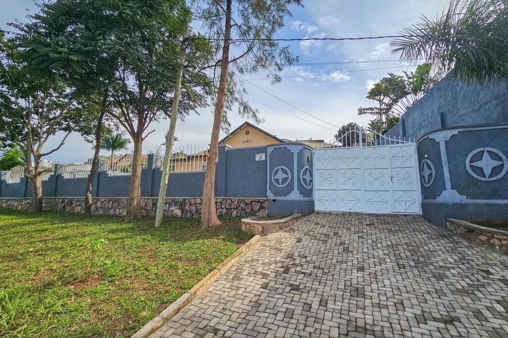 Complete 4-Bedroom House Facing Kigali Golf Course Εξωτερικό φωτογραφία